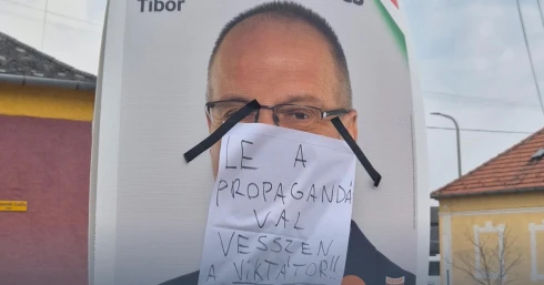 „Vesszen a Viktátor!” – tömeges plakátrongálás ügyében nyomoz a rendőrség
