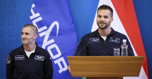 A magyar űrkutatás Londonban bizonyít: Kapu Tibor híres brit űrhajóssal lép színpadra