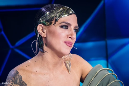 „Hatvanpuszta style” – Tóth Gabi olyan szettben állt kamera elé, amilyenben még nem láthattuk