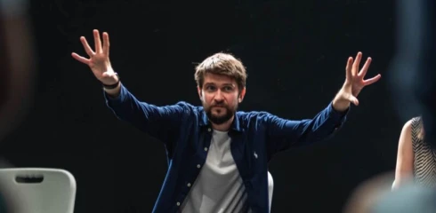 „Szinte észrevétlenül merültem el a magyar színházi életben” – Interjú Ilja Bocsarnikovsz rendezővel