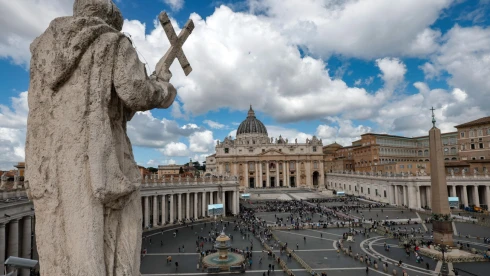 „Az első fordulóban Erdő Péter vezetett” – könyvet írtak a 2025-ös konklávéról