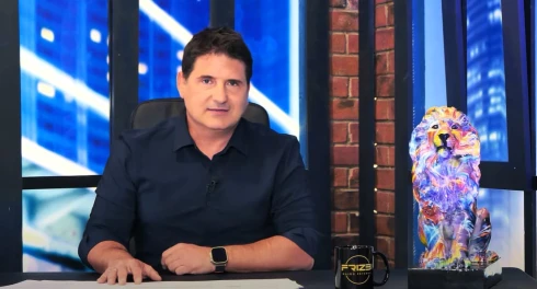 Hajdú Péter összebútorozik a kormánypárti Mandinerrel