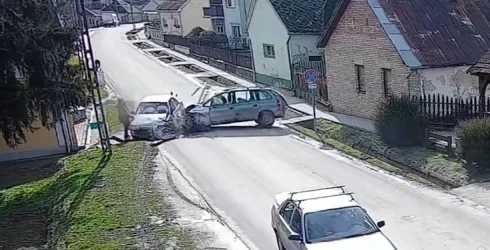 Jogosítvány nélkül száguldozott Ozorán egy autós, videón a súlyos baleset, amit okozott