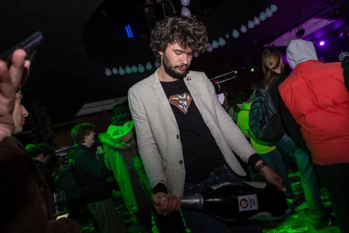 Magyar Péter ellenük hergel, miközben ők azt magyarázzák a falvakban az embereknek, hogy Magyar Péter nem akar senkit háborúba küldeni – állítja az MKKP pártigazgatója