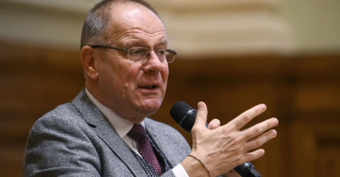 Navracsicsék adatokat érnek be a kínosnak tűnő ügyekről