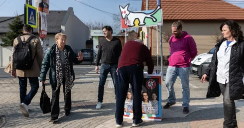 Kutyapárti ajánlásgyűjtési hajrá Vecsésen: a kopogtatás siralmas, a pult jól megy