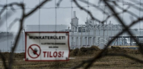 Legalább három tűzoltóautó vonult ki a gödi Samsung-gyárhoz szerdán, de azóta sem árulják el, miért