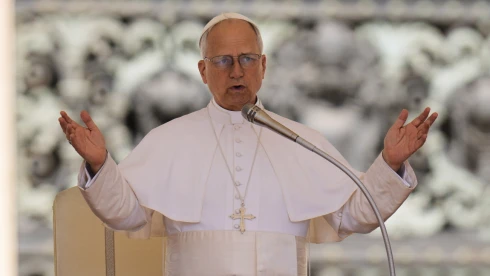 A Szent Atya a bombázások leállítását és fegyverszünetet sürgetett