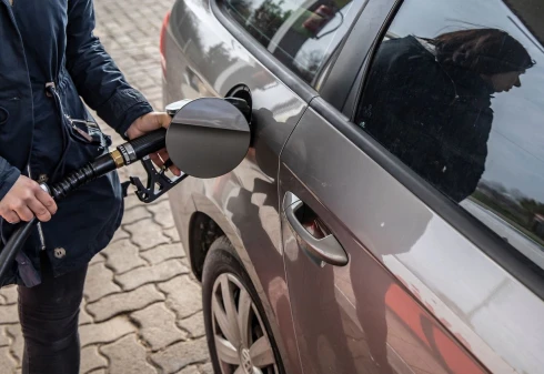 A kormány csökkenti az üzemanyagok jövedéki adóját és megtiltja az exportot