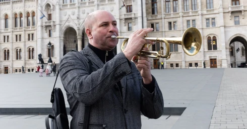 Ez hogy lehet? A rendőrség által eltűntként körözött Szabó Bálint vidáman ott sétálgatott Hadházy tüntetésén