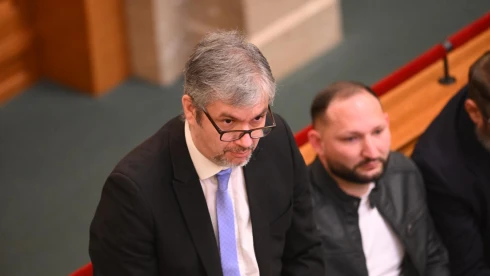Két ügyben is felfüggesztették Hadházy Ákos mentelmi jogát