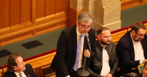 Most döntött a parlament: felfüggesztették Hadházy Ákos mentelmi jogát, rögtön két ügyben is, a fideszes és a DK-s honatya megúszta