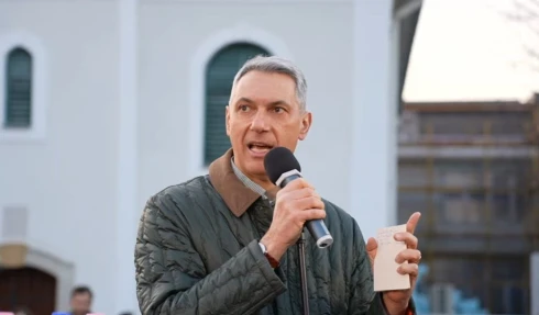 NER-kritikus felsőben szelfizett egy fiatal Lázár Jánossal