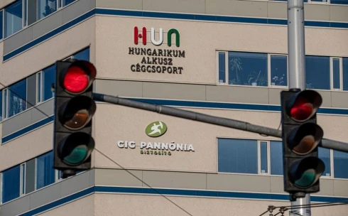 Nyereményjátékkal csábít Mészáros Lőrinc alkuszcége az OTP-vel közös biztosítási oldalon