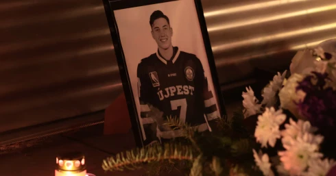 Szívszorító: gyertyagyújtással emlékeztek a 20 éves, balesetben meghalt hokisra – fotók
