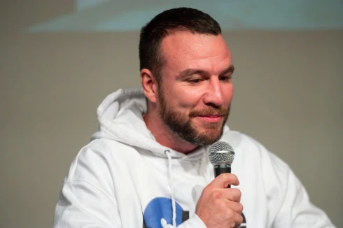 „Azért ennyire lesüllyedni gyerekek…” – Molnár Áron mosogatókirálynak és fideszes influenszernek nevezte Young G Bécit, aki személyeskedve válaszolt