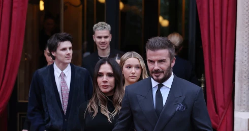 Családi ünneplés árnyékban: Brooklyn Beckham távolmaradása beszédes volt, rajta kívül mindenki az anyja sikerét ünnepelte Párizsban