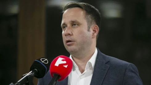 Dömötör Csaba gyorsan felvilágosította a képviselőtársát, miután több tízezer német veszti el az állását