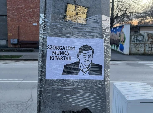 „Elfogadhatatlan eset” – a Fidesz kiakadt, mert Mészáros Lőrincet ábrázoló plakátok jelentek meg Záhonyban