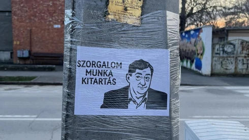 Kiplakátolták Záhonyt Mészáros Lőrinccel, a Fidesz teljesen kiborult