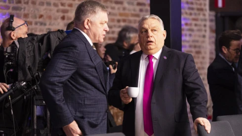 Politico: Több uniós országnak már megvan a terve arra az esetre, ha Orbán Viktor és Robert Fico tovább blokkolja az Ukrajnának szánt hitelt
