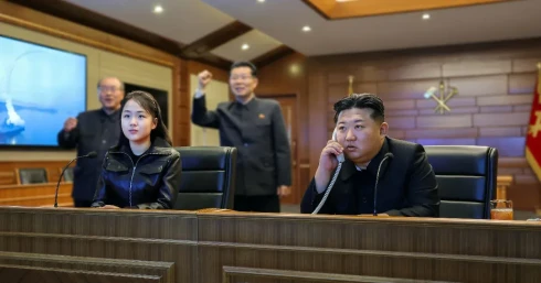Újra felbukkant Kim Dzsongun rejtélyes lánya, most robotrepülőgépek indítását nézte apjával