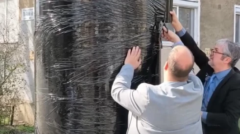 „Elegünk van a propagandából” – Hadházy Ákos és Rózsa András lefóliáztak egy Zelenszkijt ábrázoló hirdetőoszlopot Zuglóban