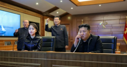 Igazi apa-lánya program: Kim Dzsongun titokzatos gyerekével nézegetett cirkálórakéta-teszteket