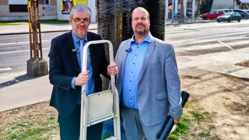 Videón, ahogy Hadházy Ákos és a zuglói polgármester lefóliáz egy hirdetőoszlopot