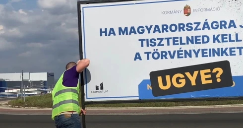 A Momentum újraértelmezte a kormánypropagandát a gödi akkugyár előtt