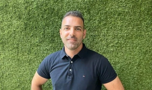 Karlendítős fotót hozott nyilvánosságra a Hetek Tárkányi Zsoltról, a Tisza Párt szerint szó nincs náci kézmozdulatról