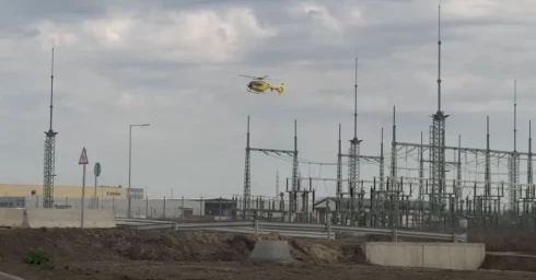 Nyolc napon túl gyógyuló sérüléseket szenvedett a munkás, aki métereket zuhant a debreceni CATL-gyár építkezésén