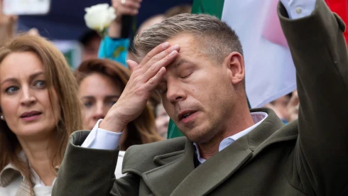 Olyan látványos karlendítést láthatunk Magyar Péter sajtófőnökétől, hogy azt még a régi Jobbik is megirigyelné – mutatjuk!