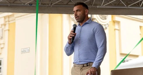 Tárkányi Zsolt szerint ő látható a 20 évvel ezelőtt a DVSC-drukkerek vonulásán készült fotón, de tagadja, hogy karlendített volna