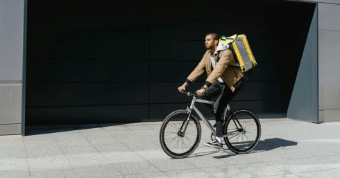 Verbunkost énekeltek, blokádot hirdettek Nagy Márton ablaka alatt a futárok - Videó