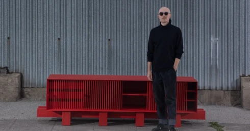 A terveimben feszültséggel dolgozom – vehetett volna lakást, de inkább a saját karrierjébe fektetett, ma a régió egyik legizgalmasabb dizájnere