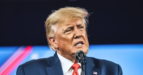 Azon morfondírozik a világ, hogy nézhette be ennyire Trump az iráni háborút