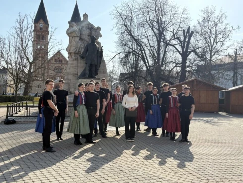 Flashmobokkal emlékezett az 1848-as forradalomra a nyíregyházi teátrum és a Művészeti Szakgimnázium