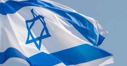 Izrael nagykövetsége is tiltakozik a Tisza Párt képviselőjének náci karlendítős fotója miatt