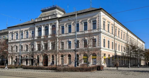 Még a választások előtt elárvereznék a MÁV debreceni székházát