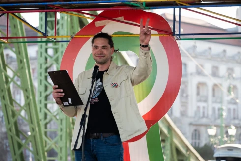 „A két populista tömb még az örök életet és az ingyen sört is túlígéri” – ezer fős tömeg az MKKP piknikén