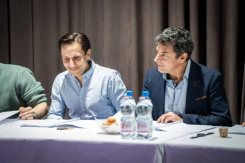 A kölcsönkért kastély – Zenés vígjátékot mutat be a Déryné Társulat Funtek Frigyes rendezésében