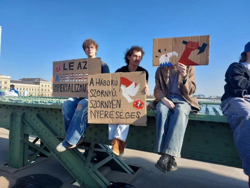 A Kutyapárt a Szabadság hídon emlékezett, 1 perc néma kommenteléssel