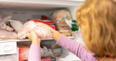 A séf árulta el a titkot, így olvaszd ki a leggyorsabban a fagyasztott húsokat