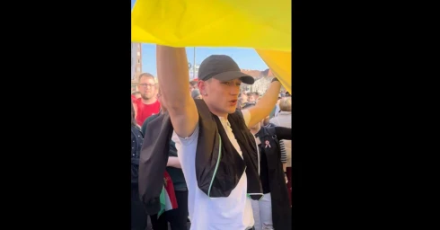 Agresszív ismeretlenek vittek egy ukrán zászlót a tiszás menetre