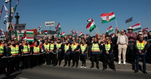 Biztonsági őr tolta le a HVG stábját az útról a Békemenet elől