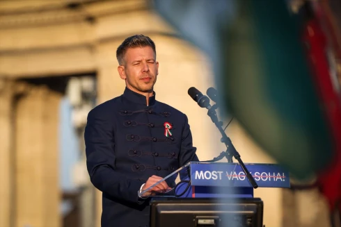 Elemzők Magyar Péter beszédéről: Harci retorika helyett a gyógyuláson volt a hangsúly