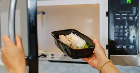 Ezt a 3 ételt soha ne melegíts újra, mert tönkreteszi a májadat – a másodikon ledöbbensz