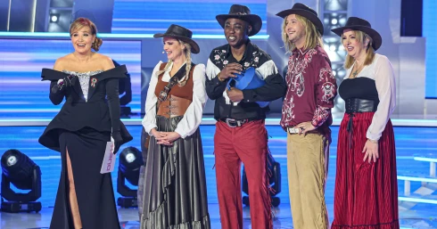 Fekete Pákó és Peter Srámek vadnyugati táncpárbajt lejtett a Rednex-klasszikushoz A Nagy Duett színpadán: nézze ezt a csípőmozgást! – videó