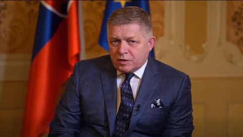 Fico kiáll Orbán mellett: „Egyáltalán nem csodálkozom, hogy a családjáért aggódik”
